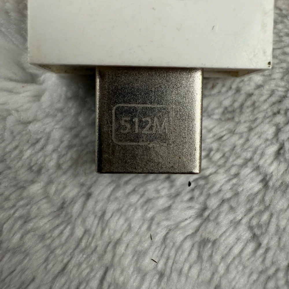 Apple iPod Shuffle 1st Gen 512MB Silver Digital‎ Music Player Portable